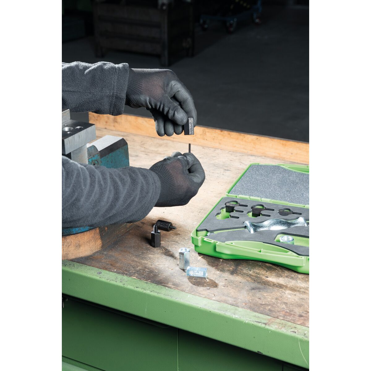 V2H41C0C4C937143FEF9FCB1696C00C1669R7381255P5