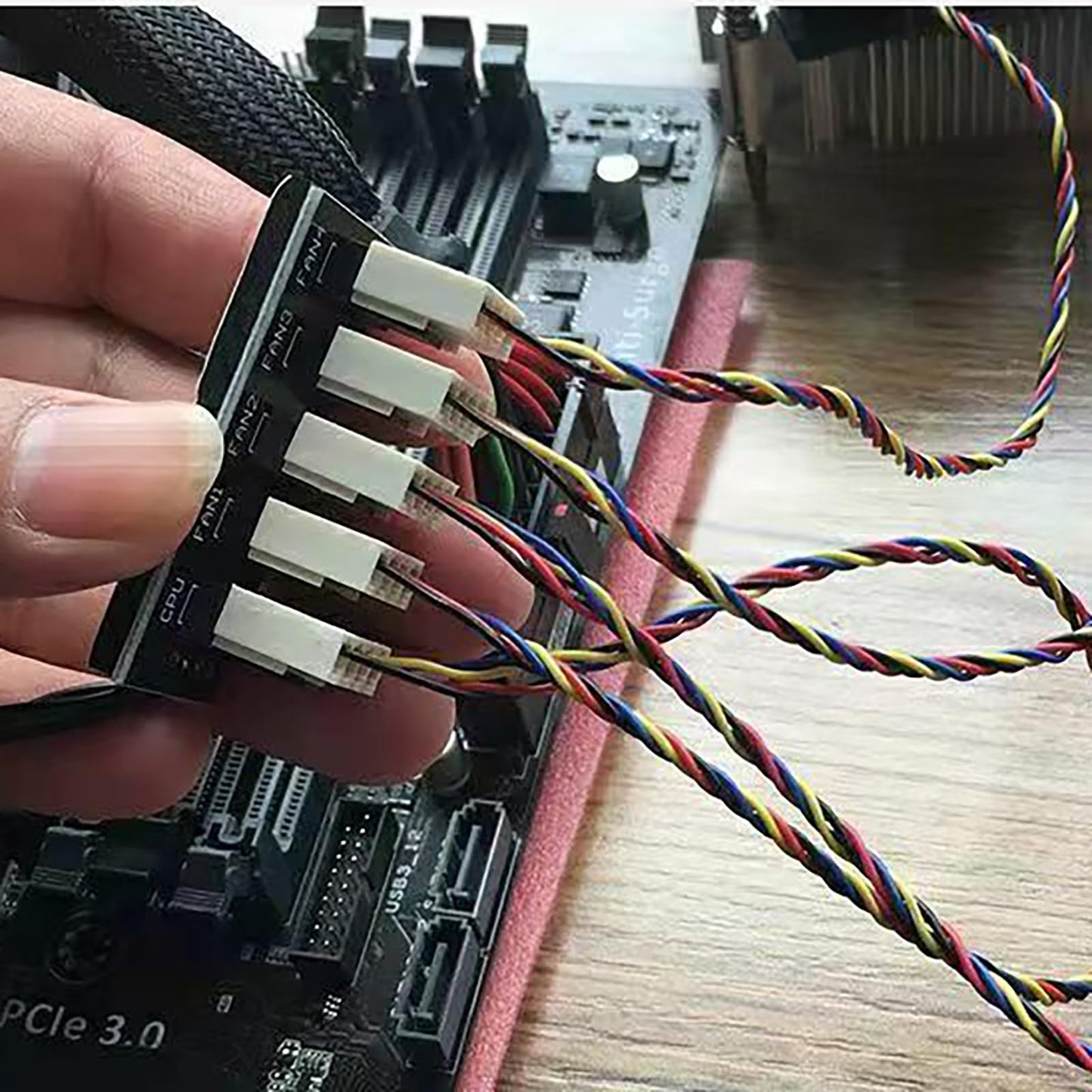 PWM Fan Hub, 4-Pin PWM PC Fan Hub Power Supply Cable 1 to 5 Way Splitter for 12V Desktop Computer Cooler Fans.