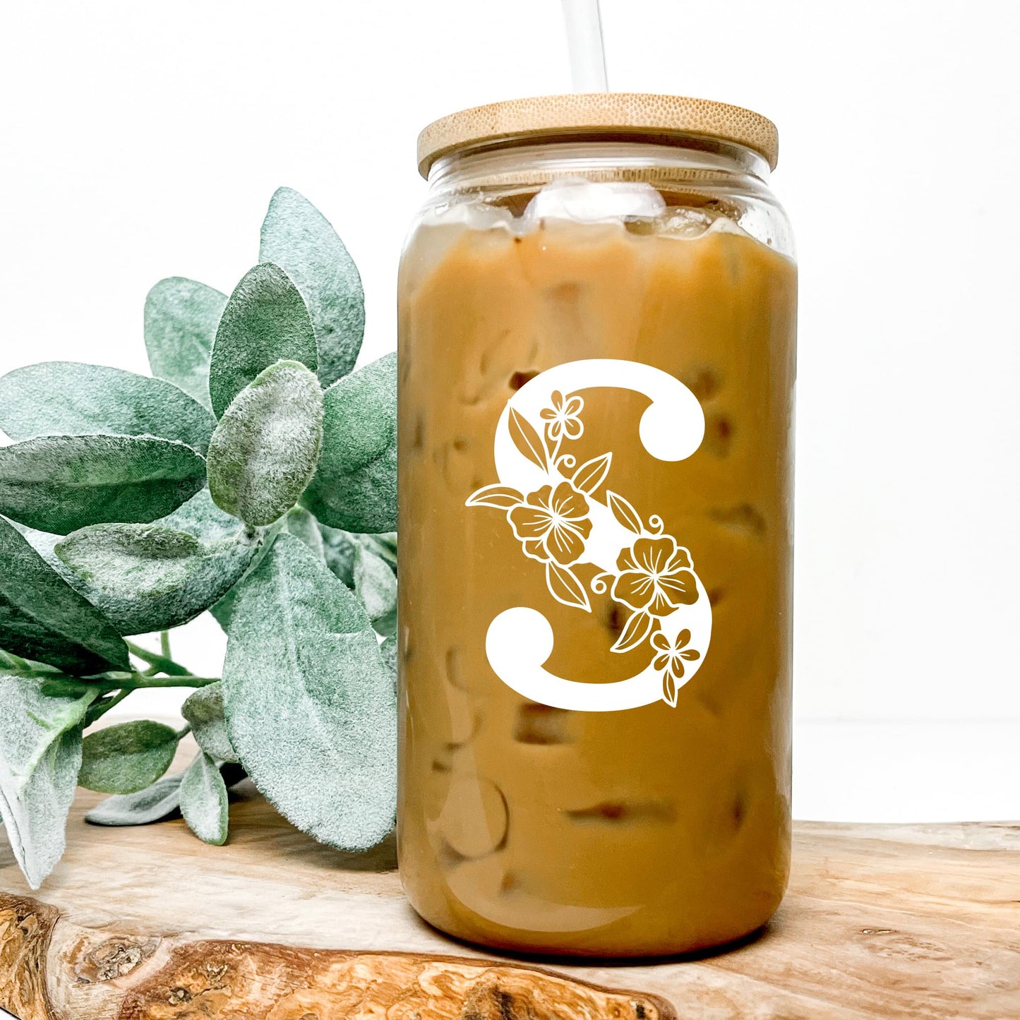 Personalisierter Trinkbecher, monogrammierte Dosenbecher mit Bambusdeckel und Strohhalm, personalisierte Geschenke für Frauen, niedliche Eiskaffeegläser mit Initialen, personalisierter Buchstabenbecher, Geburtstagsgeschenk für Brautjungfern, A