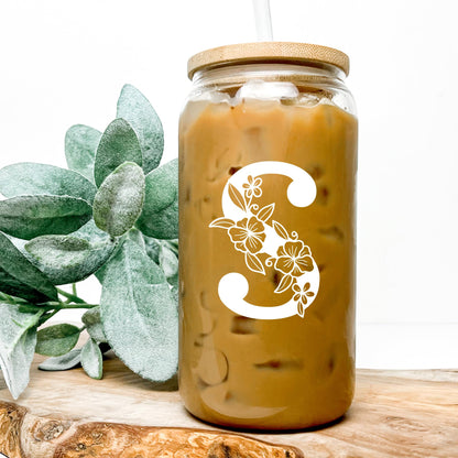 Personalisierter Trinkbecher, monogrammierte Dosenbecher mit Bambusdeckel und Strohhalm, personalisierte Geschenke für Frauen, niedliche Eiskaffeegläser mit Initialen, personalisierter Buchstabenbecher, Geburtstagsgeschenk für Brautjungfern, A
